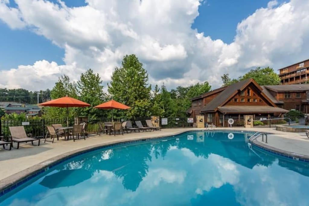 2 Miles From Dollywood Family Resort With Seasonal Outdoor Swimming Pool, Year Around Heated Indoor Swimming Pool, Townhome Style Cabin, Private Hot Tub, Arcade, Tv, Wifi, Kitchen With Refrigerator, Washer And Dryer Pigeon Forge Bagian luar foto