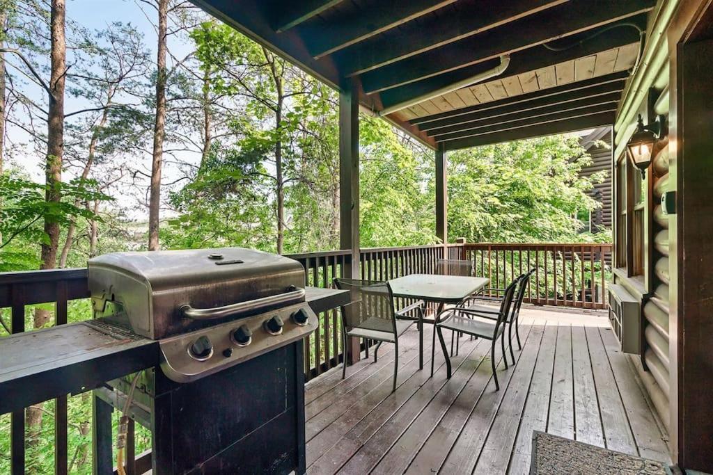 2 Miles From Dollywood Family Resort With Seasonal Outdoor Swimming Pool, Year Around Heated Indoor Swimming Pool, Townhome Style Cabin, Private Hot Tub, Arcade, Tv, Wifi, Kitchen With Refrigerator, Washer And Dryer Pigeon Forge Bagian luar foto