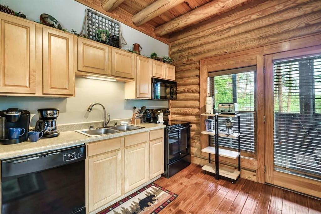 2 Miles From Dollywood Family Resort With Seasonal Outdoor Swimming Pool, Year Around Heated Indoor Swimming Pool, Townhome Style Cabin, Private Hot Tub, Arcade, Tv, Wifi, Kitchen With Refrigerator, Washer And Dryer Pigeon Forge Bagian luar foto